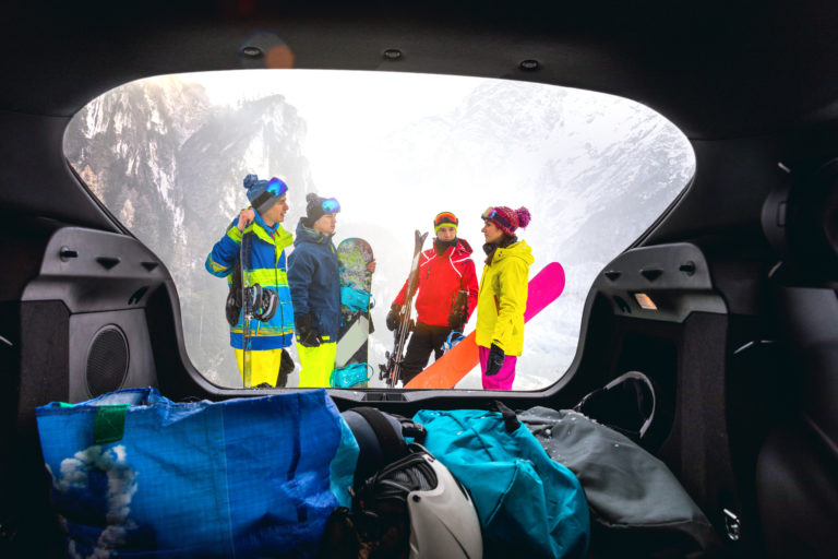 loading-the-car-after-a-skiing-day-in-mountain-snowboarder-in-the-alps-group-of-friends-having-fun-in-a-winter-vacation-2