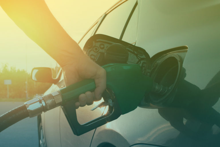 hand-guiding-the-fuel-in-the-car-2