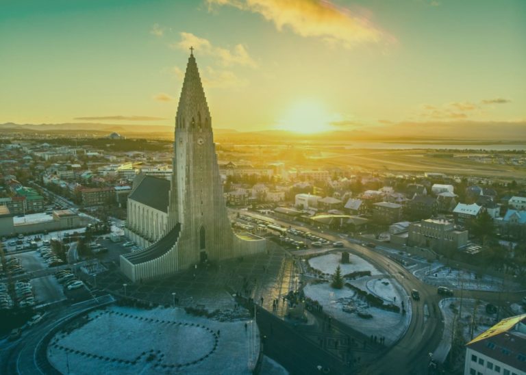 ijsland-hallgrimskirkja-kerk-en-reykjavik-stadsgezicht-2