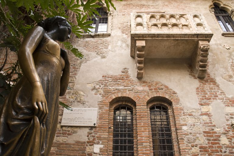 juliet-capulets-balcony-in-verona-italy-and-statue-2