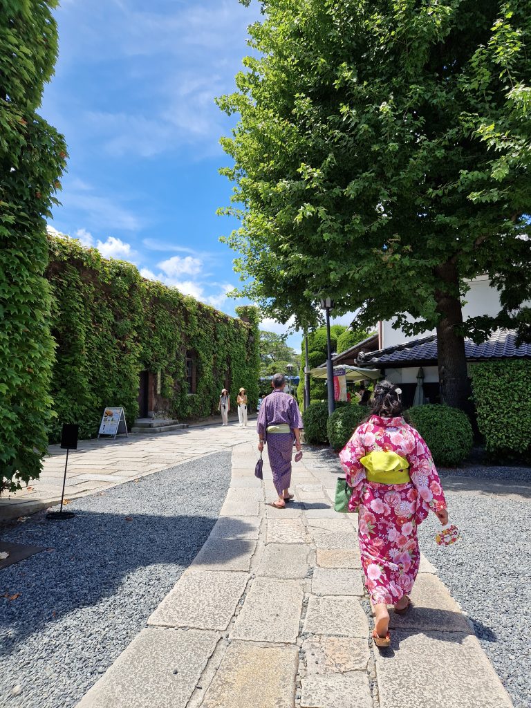 1-traditioneel-geklede-japanners-in-de-straten-van-kyoto-2