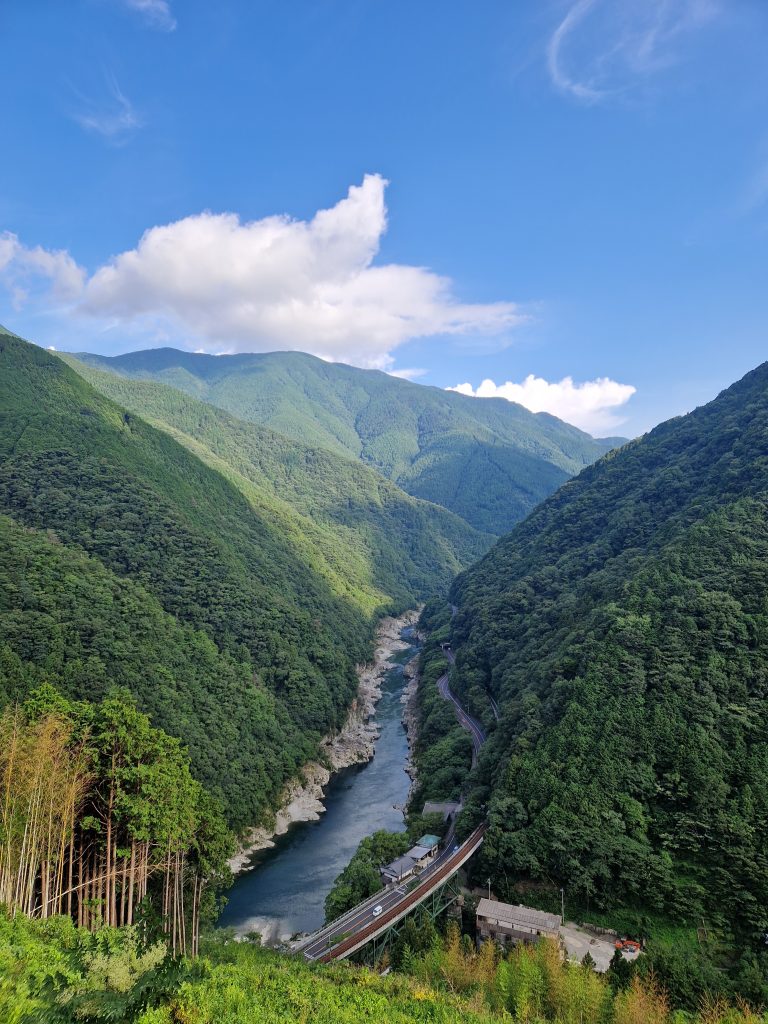 3-je-rijdt-in-japan-door-een-prachtige-natuur-2