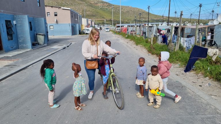 8-fietsen-door-een-township-met-de-meest-enthousiaste-kinderen-die-graag-bij-je-op-de-fiets-stappen-2
